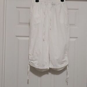 Erika white cotton knee pants